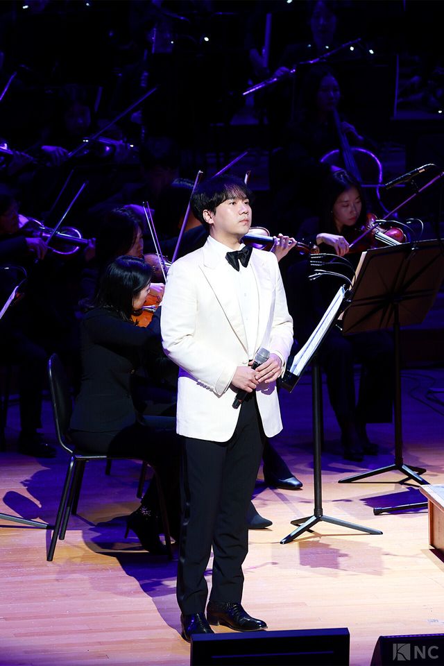 11일 오후 7시 30분 서울 송파구 롯데콘서트홀에서 '2025 극동방송 가을음악회'가 열렸다. 테너 존 노가 무대를 꾸미고 있다. 사진=김규빈 기자