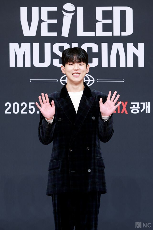 가수 폴킴이 12일 서울 양천구 SBS목동 사옥에서 진행된 SBS 신규 오디션 ‘베일드 뮤지션’ 제작발표회에서 포즈를 취하고 있다. 사진=김규빈 기자