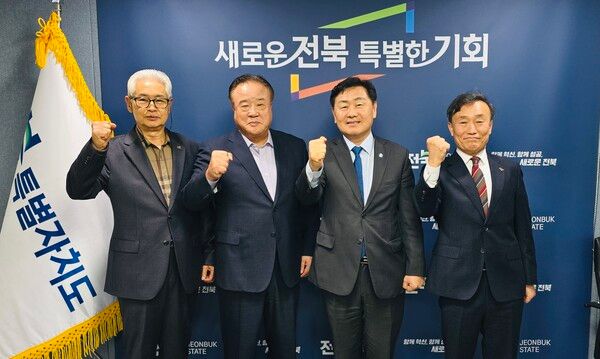 (좌측부터) 이고범 아시아태권도연맹 자문위원장, 김상진 아시아태권도연맹 회장,김관영 전북도지사, 이상기 아시아태권도연맹 총괄특보. /사진= ATU 제공.