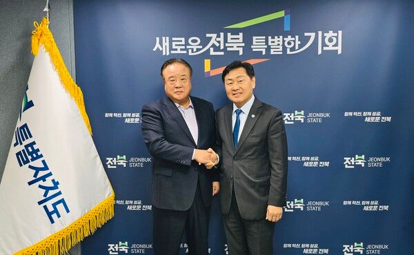 김관영 전북도지사(우측)과 김상진 아시아태권도연맹 회장/ 사진= ATU 제공.