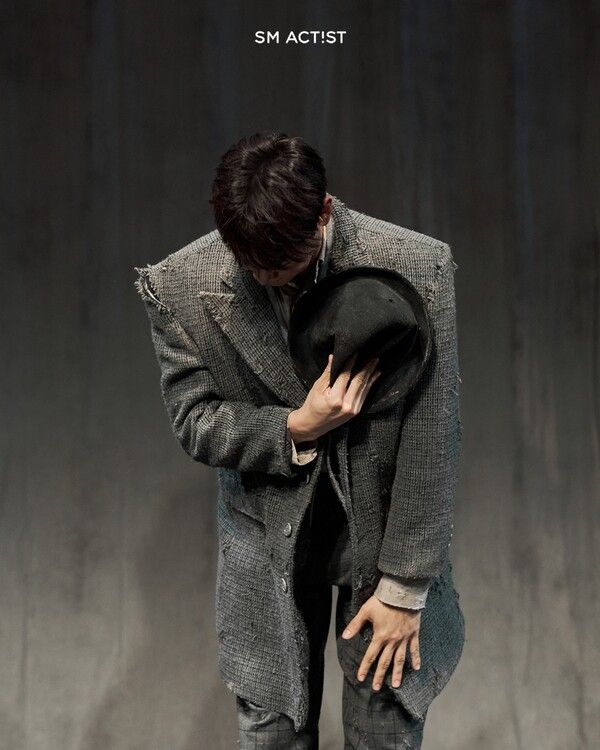 연극 '고도를 기다리며를 기다리며' 최민호 스틸. 사진=-SM엔터테인먼트