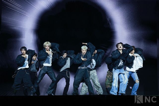 그룹 앤팀(&TEAM)이 28일 오후 2시 서울 용산구 블루스퀘어 SOL트래블홀에서 진행된 한국 데뷔 앨범 ‘백 투 라이프(Back to Life)’ 발매 기념 쇼케이스에서 타이틀곡 무대를 선보이고 있다. 사진=김규빈 기자