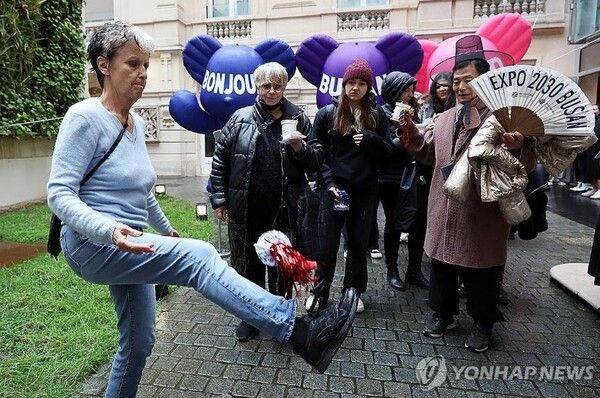 프랑스 파리에 있는 한국 문화원에서 열린 부산 세계박람회 홍보 행사에서 참석자가 제기차기를 체험하고. 사진=연합뉴스