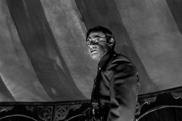 '바늘을 든 소녀'. 사진=그린나래미디어