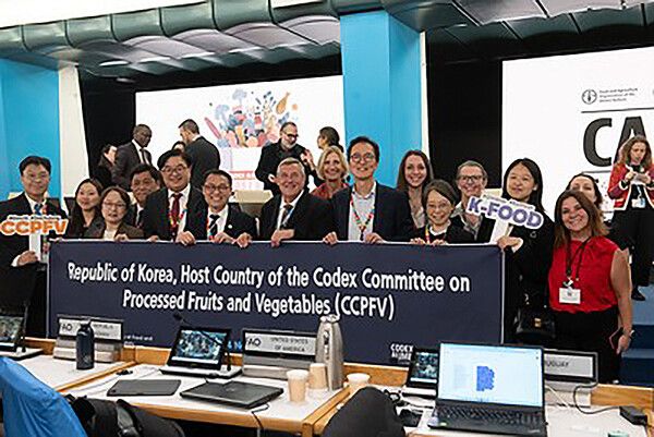 식품의약품안전처와 농림축산식품부, 해양수산부는 지난 10일부터 14일까지 이탈리아 로마에서 개최된 제48차 국제식품규격위원회( CODEX, 코덱스) 총회에 첨석한 후 기념촬영을 하고 있다. 사진=농식품부