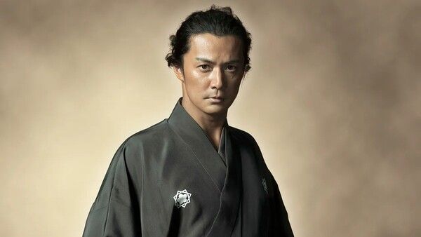 료마는 일본인에게 가장 인기가 높은 인물이다. 수많은 책과 영화 드라마의 소재로 쓰이기도 했다. 사진은 료마전에서 주인공 사카모토 료마를 연기한 일본의 국민배우 후쿠야마 마사하루