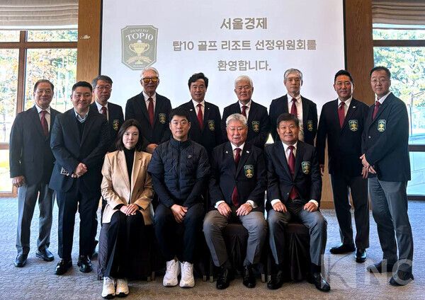 문홍식 서울경제 한국 10대 골프장 선정위원회 위원장(1열 우측에서 두번째)과 김민정 더헤븐리조트 총괄이사(1열 좌측에서 첫번째)를 비롯한 선정위원들이 기념 촬영에 포즈를 취하고 있다/ 사진= 뉴스컬처 DB.