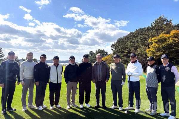 '서울경제 한국 10대 골프장 선정위원회' 위원들과 권모세 더헤븐리조트 회장(우측에서 다섯번 째) 등 주요 인사들이 답사 라운드 전 기념 사진 촬영에 임하고 있다/ 사진= 뉴스컬처 DB.