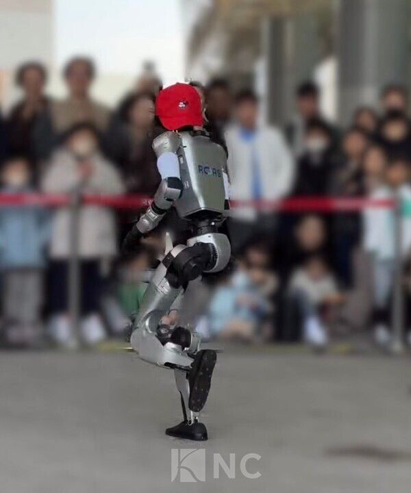 22일 대전 국립중앙과학관 사이언스 터널에서 진행된 '휴머노이드 로봇 댄스 버스킹' 모습. 사진=뉴스컬처