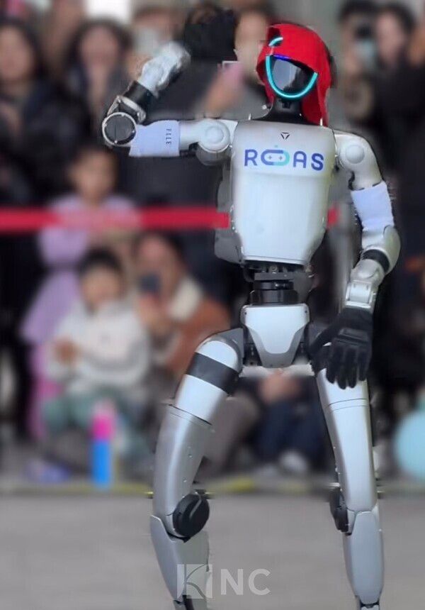 22일 대전 국립중앙과학관 사이언스 터널에서 진행된 '휴머노이드 로봇 댄스 버스킹' 모습. 사진=뉴스컬처