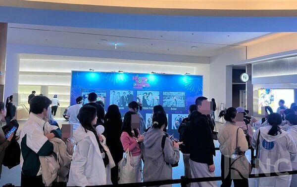 &nbsp;'한음페' 포토존서 기념 촬영 하기 위해 기다리는 사람들. 사진=뉴스컬처