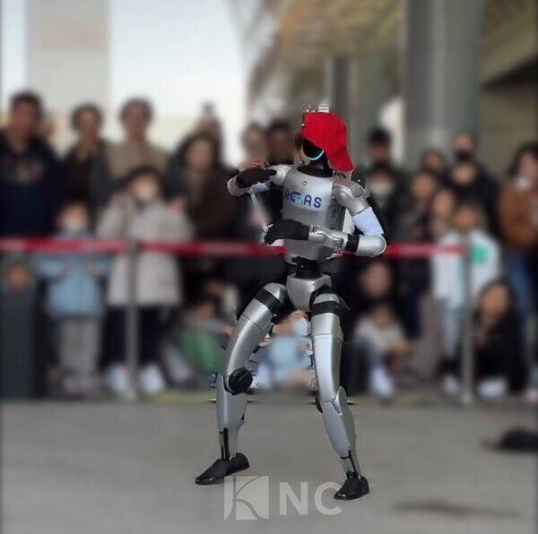 22일 대전 국립중앙과학관 사이언스 터널에서 진행된 '휴머노이드 로봇 댄스 버스킹' 모습. 사진=뉴스컬처