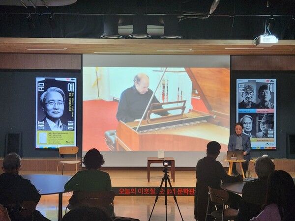 22일 이호철북콘서트홀에서 열린 '클래식, 비밀과 거짓말' 북콘서트 모습. 이날은 47번째 '문예북흥' 주인공으로 유윤종 클래식 칼럼니스트가 나서 클래식의 역사와 숨은 에피소드를 소개하며 클래식에 대한 이해를 높이는 시간을 가졌다. 사진=뉴스컬처