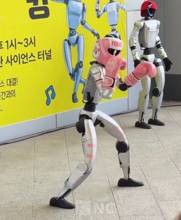 22일 대전 국립중앙과학관 사이언스 터널에서 진행된 '휴머노이드 로봇 댄스 버스킹' 모습. 사진=뉴스컬처