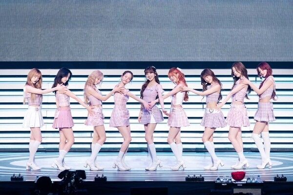 니쥬. 사진=JYP엔터테인먼트, Sony Music Labels Inc.