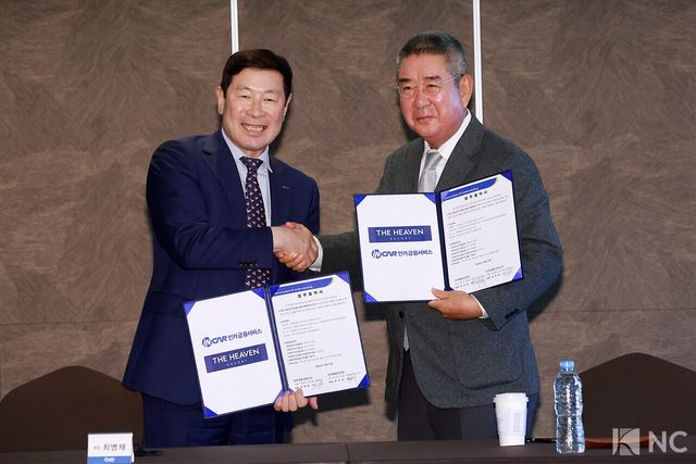 27일 오전 경기도 안산시 더헤븐 CC에서 ‘인카금융 더헤븐 마스터즈 2026’ 타이틀 스폰서 조인식이 진행됐다. 권모세 더헤븐 리조트 회장과 최병채 인카금융서비스 대표가 악수를 나누고 있다. 사진=김규빈 기자