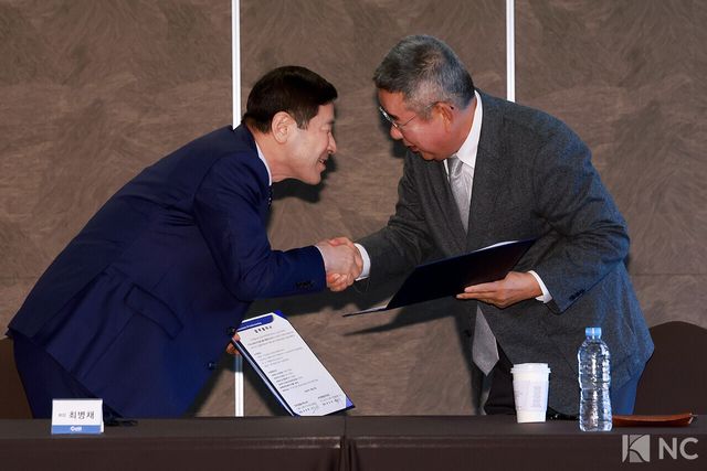 27일 오전 경기도 안산시 더헤븐 CC에서 ‘인카금융 더헤븐 마스터즈 2026’ 타이틀 스폰서 조인식이 진행됐다. 권모세 더헤븐 리조트 회장과 최병채 인카금융서비스 대표가 악수를 나누고 있다. 사진=김규빈 기자