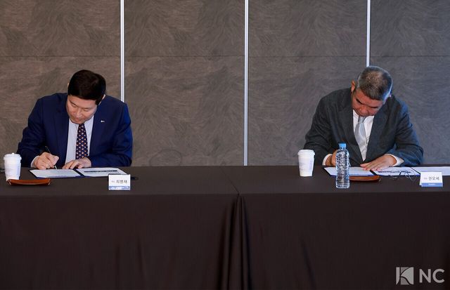 27일 오전 경기도 안산시 더헤븐 CC에서 ‘인카금융 더헤븐 마스터즈 2026’ 타이틀 스폰서 조인식이 진행됐다. 권모세 더헤븐 리조트 회장과 최병채 인카금융서비스 대표가 서명을 하고 있다. 사진=김규빈 기자