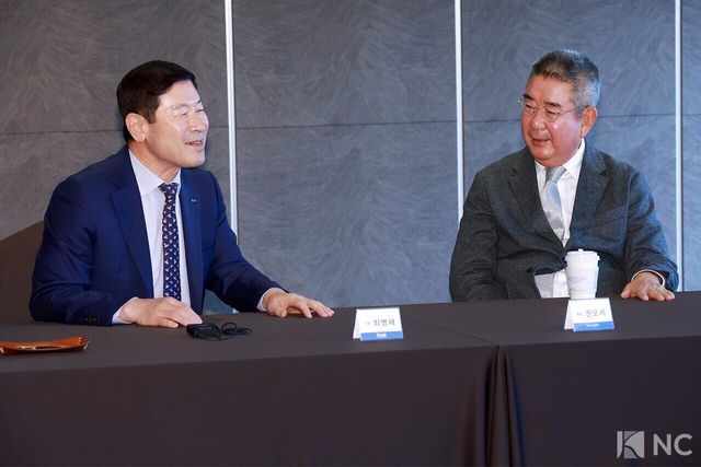 27일 오전 경기도 안산시 더헤븐 CC에서 ‘인카금융 더헤븐 마스터즈 2026’ 타이틀 스폰서 조인식이 진행됐다. 권모세 더헤븐 리조트 회장과 최병채 인카금융서비스 대표가 담소를 나누고 있다.