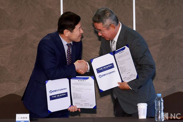 27일 오전 경기도 안산시 더헤븐 CC에서 ‘인카금융 더헤븐 마스터즈 2026’ 타이틀 스폰서 조인식이 진행됐다. 권모세 더헤븐 리조트 회장과 최병채 인카금융서비스 대표가 악수를 나누고 있다. 사진=김규빈 기자