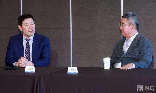 27일 오전 경기도 안산시 더헤븐 CC에서 ‘인카금융 더헤븐 마스터즈 2026’ 타이틀 스폰서 조인식이 진행됐다. 권모세 더헤븐 리조트 회장과 최병채 인카금융서비스 대표가 담소를 나누고 있다.