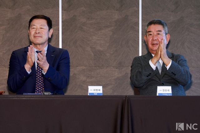 27일 오전 경기도 안산시 더헤븐 CC에서 ‘인카금융 더헤븐 마스터즈 2026’ 타이틀 스폰서 조인식이 진행됐다. 권모세 더헤븐 리조트 회장과 최병채 인카금융서비스 대표가 박수를 치고 있다. 사진=김규빈 기자