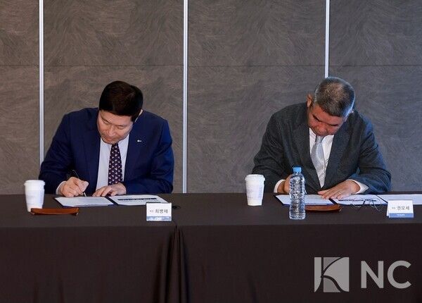 더헤븐리조트(회장 권모세)와 인카금융그룹(대표 최병채)은 27일 오전 경기도 안산시 더헤븐CC에서 ‘인카금융 더헤븐 마스터즈 2026’ 타이틀 스폰서 조인식을 가졌다. (왼쪽부터) 최병채 인카금융그룹 회장과 권모세 더헤븐리조트 회장이 협약서명을 하고 있다. 사진=김규빈기자