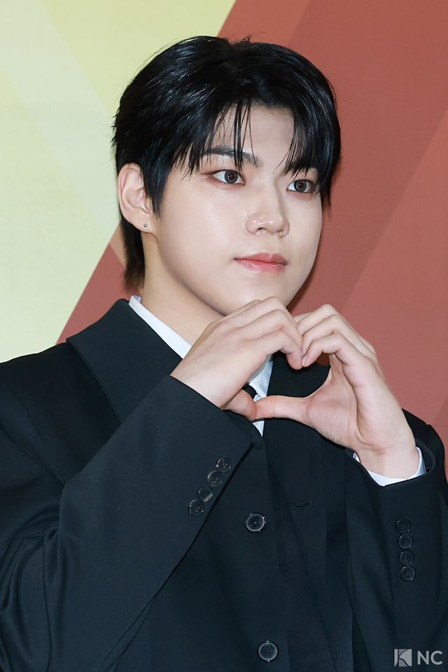 그룹 유어즈(YUHZ) 연태가 29일 서울 영등포구 국회의원회관에서 진행된 ‘2025 대한민국 한류연예대상’에서 포즈를 취하고 있다. 사진=김규빈 기자