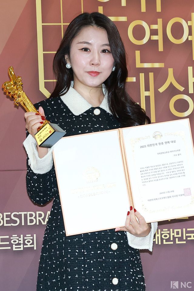 가수 쥰키가 29일 서울 영등포구 국회의원회관에서 진행된 ‘2025 대한민국 한류연예대상’에서 포즈를 취하고 있다. 사진=김규빈 기자