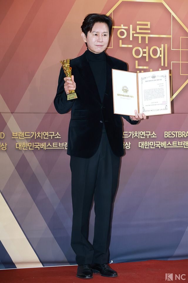 배우 김민종이 29일 서울 영등포구 국회의원회관에서 진행된 ‘2025 대한민국 한류연예대상’에서 포즈를 취하고 있다. 사진=김규빈 기자