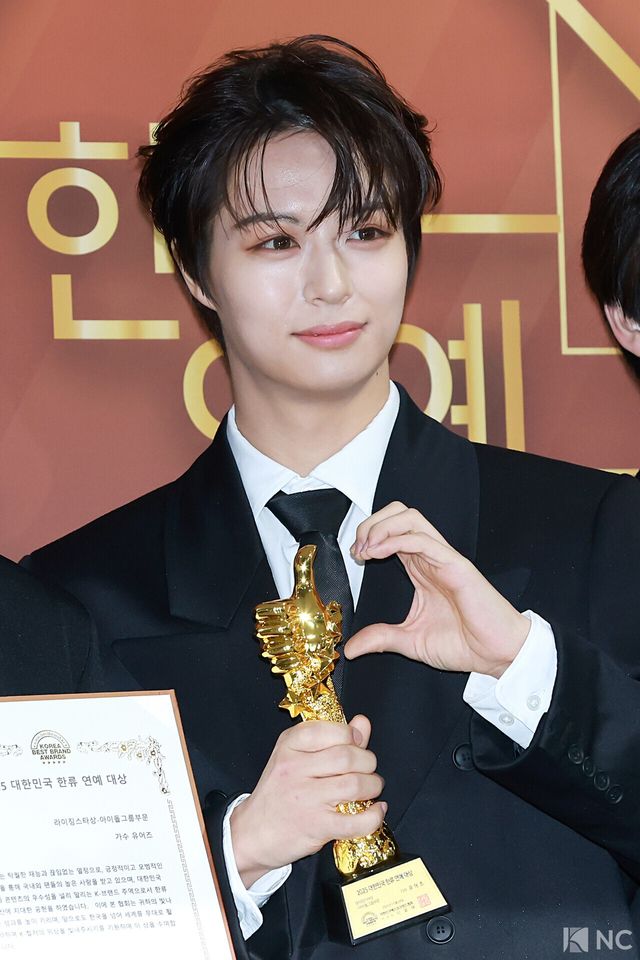 그룹 유어즈(YUHZ) 효가 29일 서울 영등포구 국회의원회관에서 진행된 ‘2025 대한민국 한류연예대상’에서 포즈를 취하고 있다. 사진=김규빈 기자