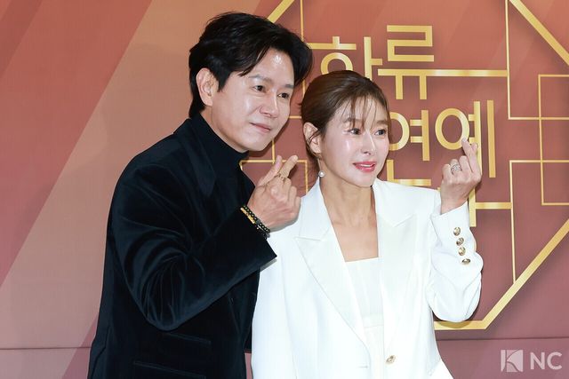 배우 김민종, 예지원이 29일 서울 영등포구 국회의원회관에서 진행된 ‘2025 대한민국 한류연예대상’에서 포즈를 취하고 있다. 사진=김규빈 기자