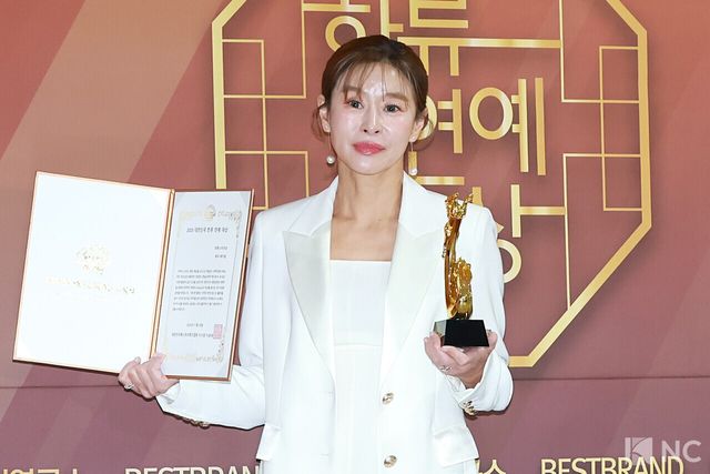 배우 예지원이 29일 서울 영등포구 국회의원회관에서 진행된 ‘2025 대한민국 한류연예대상’에서 포즈를 취하고 있다. 사진=김규빈 기자