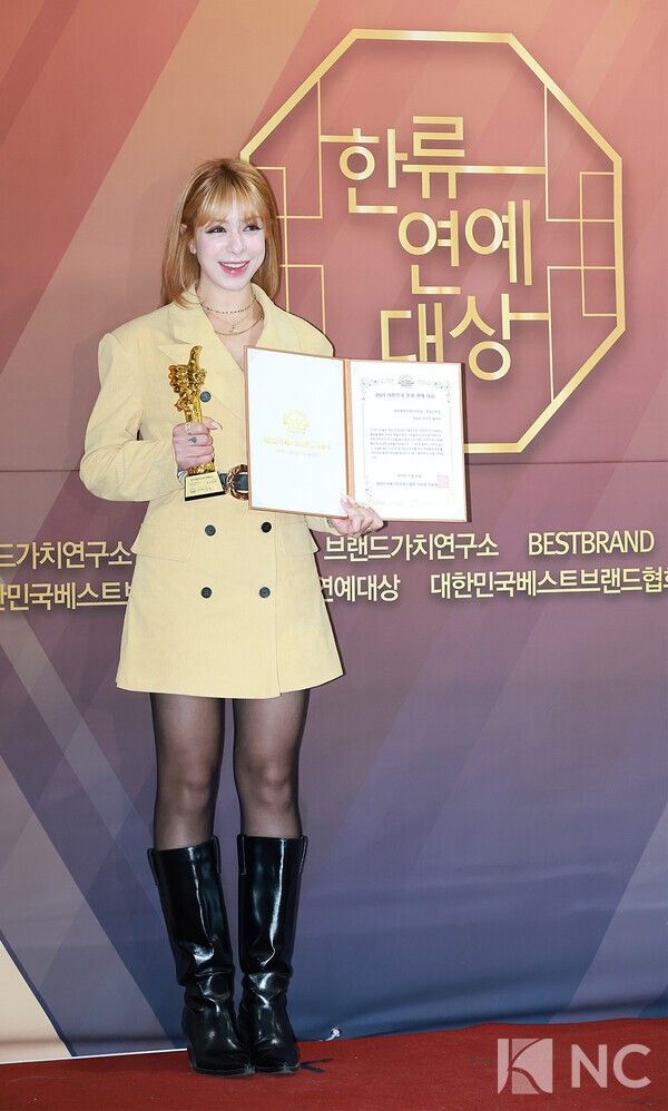 방송인 야스민 알라딘이 29일 서울 영등포구 국회의원회관에서 진행된 ‘2025 대한민국 한류연예대상’에서 포즈를 취하고 있다. 사진=김규빈 기자