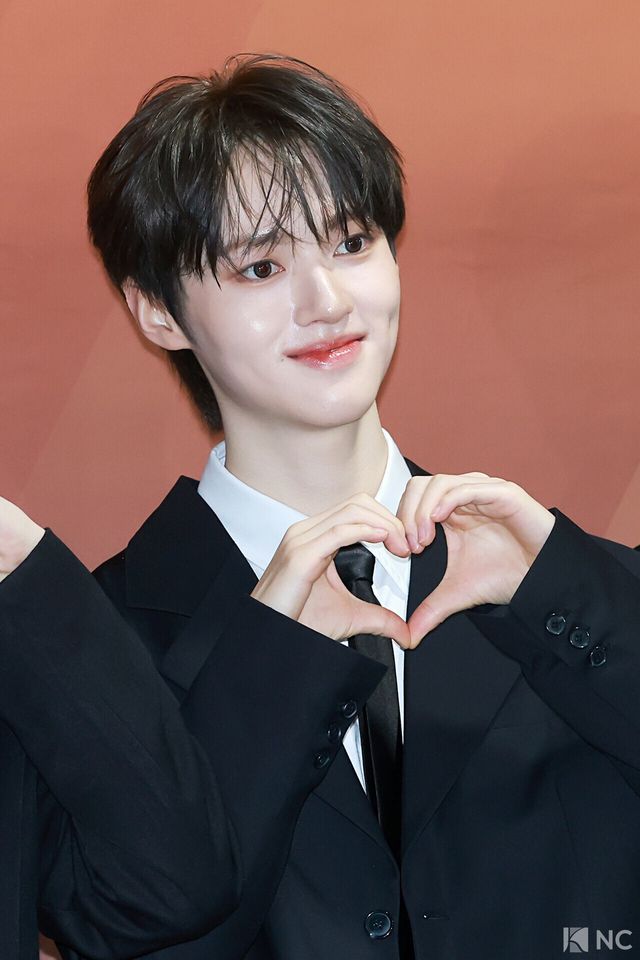 그룹 유어즈(YUHZ) 준성이 29일 서울 영등포구 국회의원회관에서 진행된 ‘2025 대한민국 한류연예대상’에서 포즈를 취하고 있다. 사진=김규빈 기자