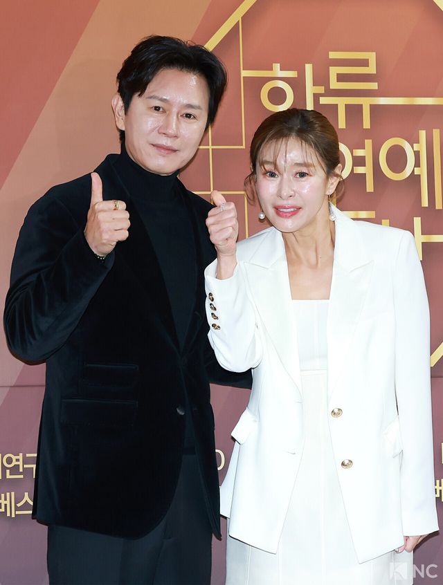 배우 김민종, 예지원이 29일 서울 영등포구 국회의원회관에서 진행된 ‘2025 대한민국 한류연예대상’에서 포즈를 취하고 있다. 사진=김규빈 기자