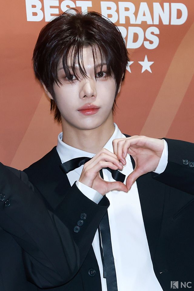 그룹 유어즈(YUHZ) 보현이 29일 서울 영등포구 국회의원회관에서 진행된 ‘2025 대한민국 한류연예대상’에서 포즈를 취하고 있다. 사진=김규빈 기자