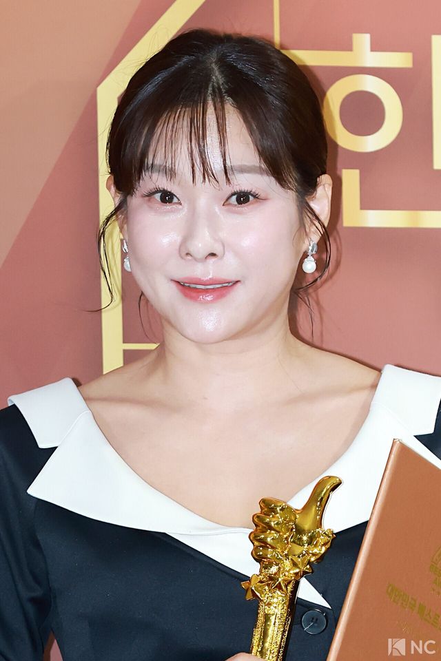 방송인 현영이 29일 서울 영등포구 국회의원회관에서 진행된 ‘2025 대한민국 한류연예대상’에서 포즈를 취하고 있다. 사진=김규빈 기자