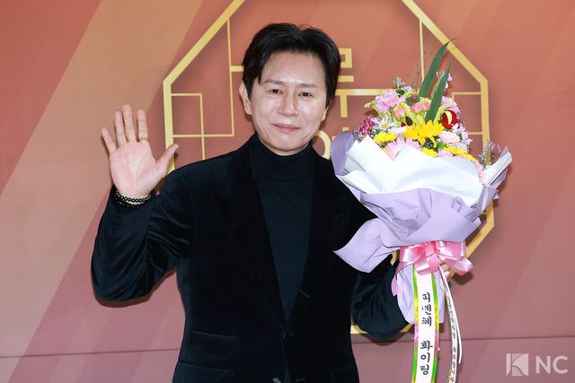 배우 김민종이 29일 서울 영등포구 국회의원회관에서 진행된 ‘2025 대한민국 한류연예대상’에서 포즈를 취하고 있다. 사진=김규빈 기자