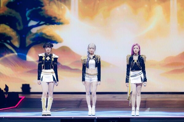 지난 28~29일 양일간 홍콩 카이탁 스타디움(Kai Tak Sports Park)에서는 CJ ENM이 주관하는 '2025 MAMA AWARDS(2025 마마 어워즈)'가 펼쳐졌다. 베이비몬스터의 '케데헌' 골든 커버 장면. 사진=CJ ENM 제공