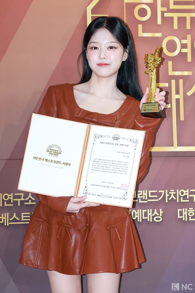 그룹 루셈블(Loossemble) 현진이 29일 서울 영등포구 국회의원회관에서 진행된 ‘2025 대한민국 한류연예대상’에서 포즈를 취하고 있다. 사진=김규빈 기자