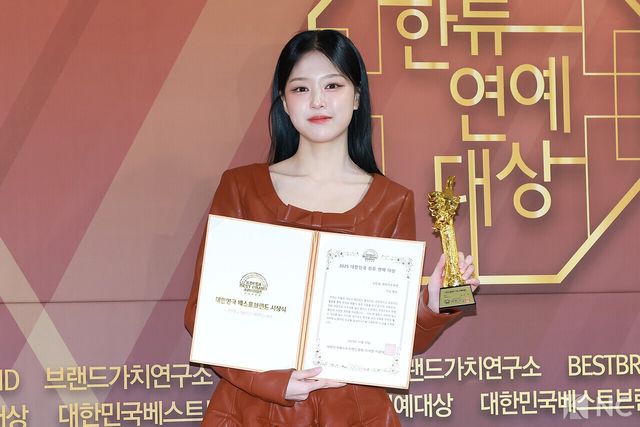 그룹 루셈블(Loossemble) 현진이 29일 서울 영등포구 국회의원회관에서 진행된 ‘2025 대한민국 한류연예대상’에서 포즈를 취하고 있다. 사진=김규빈 기자