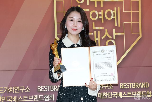 가수 쥰키가 29일 서울 영등포구 국회의원회관에서 진행된 ‘2025 대한민국 한류연예대상’에서 포즈를 취하고 있다. 사진=김규빈 기자