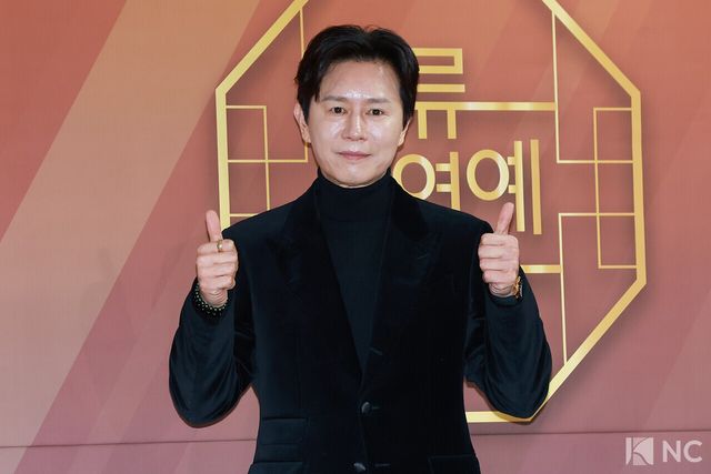 배우 김민종이 29일 서울 영등포구 국회의원회관에서 진행된 ‘2025 대한민국 한류연예대상’에서 포즈를 취하고 있다. 사진=김규빈 기자