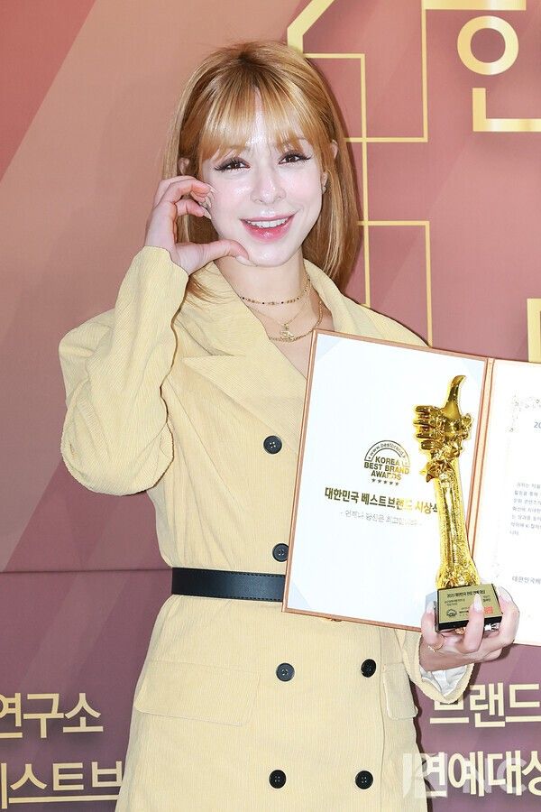 방송인 야스민 알라딘이 29일 서울 영등포구 국회의원회관에서 진행된 ‘2025 대한민국 한류연예대상’에서 포즈를 취하고 있다. 사진=김규빈 기자