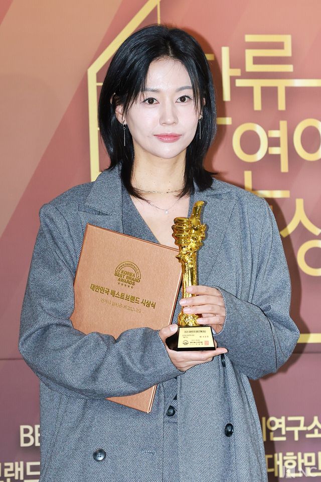 배우 서유정이 29일 서울 영등포구 국회의원회관에서 진행된 ‘2025 대한민국 한류연예대상’에서 포즈를 취하고 있다. 사진=김규빈 기자