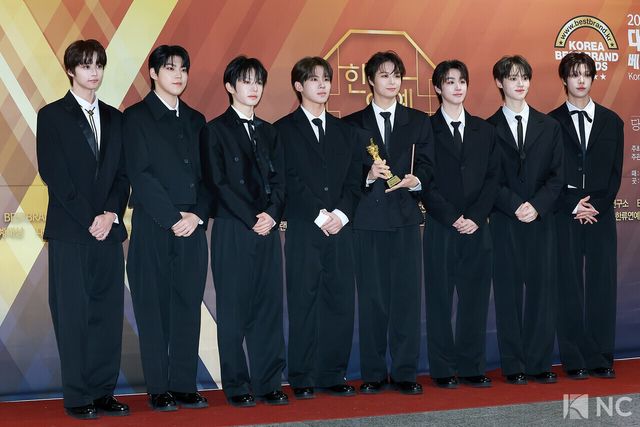 그룹 유어즈(YUHZ)가 29일 서울 영등포구 국회의원회관에서 진행된 ‘2025 대한민국 한류연예대상’에서 포즈를 취하고 있다. 사진=김규빈 기자