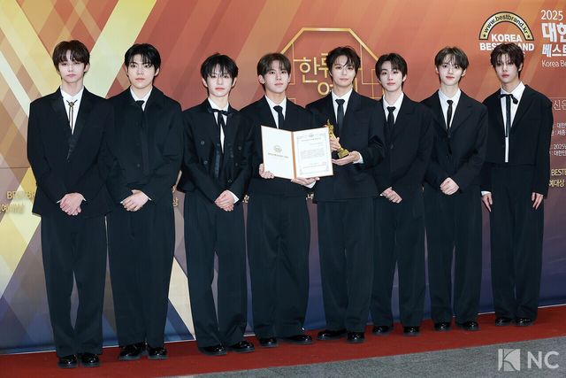 그룹 유어즈(YUHZ)가 29일 서울 영등포구 국회의원회관에서 진행된 ‘2025 대한민국 한류연예대상’에서 포즈를 취하고 있다. 사진=김규빈 기자