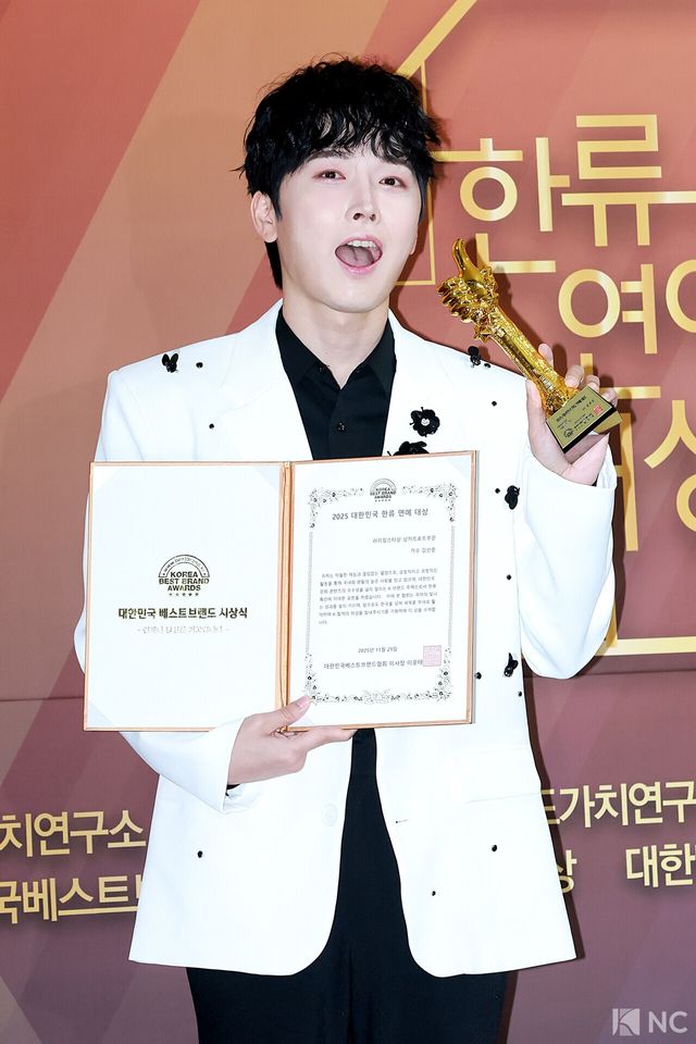 가수 김선준이 29일 서울 영등포구 국회의원회관에서 진행된 ‘2025 대한민국 한류연예대상’에서 포즈를 취하고 있다. 사진=김규빈 기자