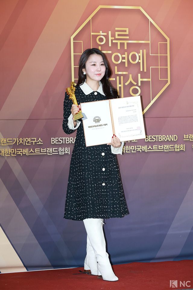 가수 쥰키가 29일 서울 영등포구 국회의원회관에서 진행된 ‘2025 대한민국 한류연예대상’에서 포즈를 취하고 있다. 사진=김규빈 기자